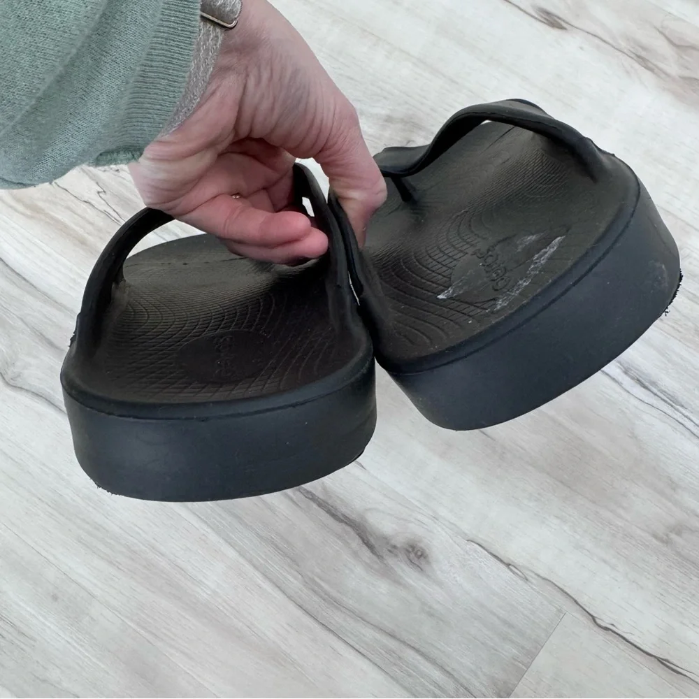 Oofos Recovery Sandals Black Men 11 woman’s 13 very comfortable good condition